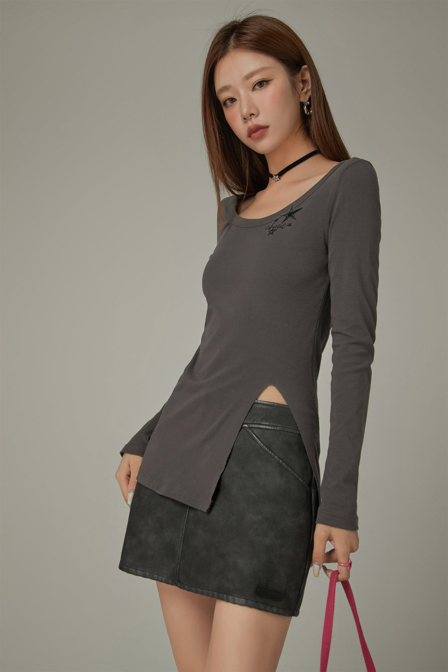 CHUU Star Slit Basic T-Shirt