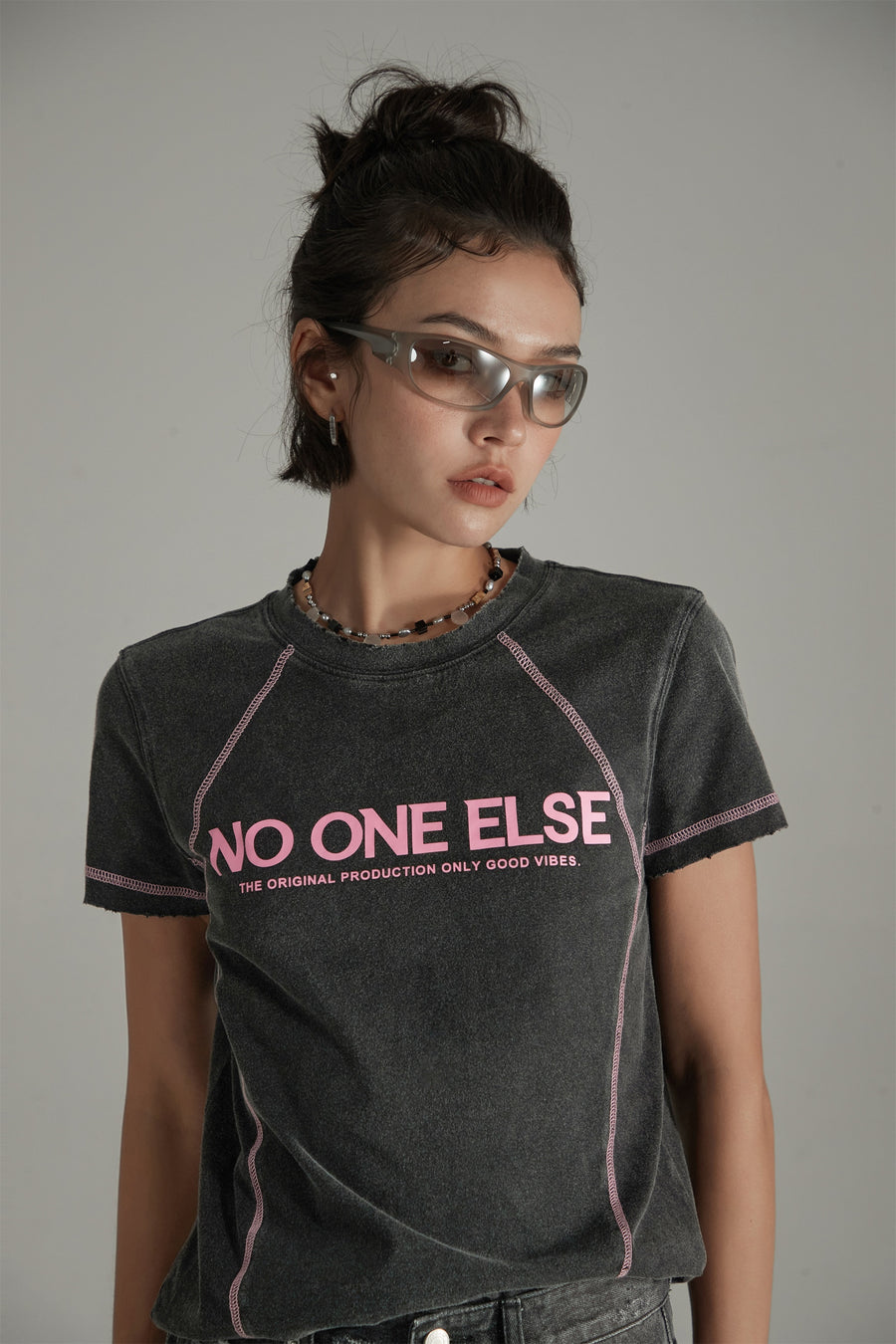 CHUU Noe Lettering Stitch Point Short Sleeve T-Shirt