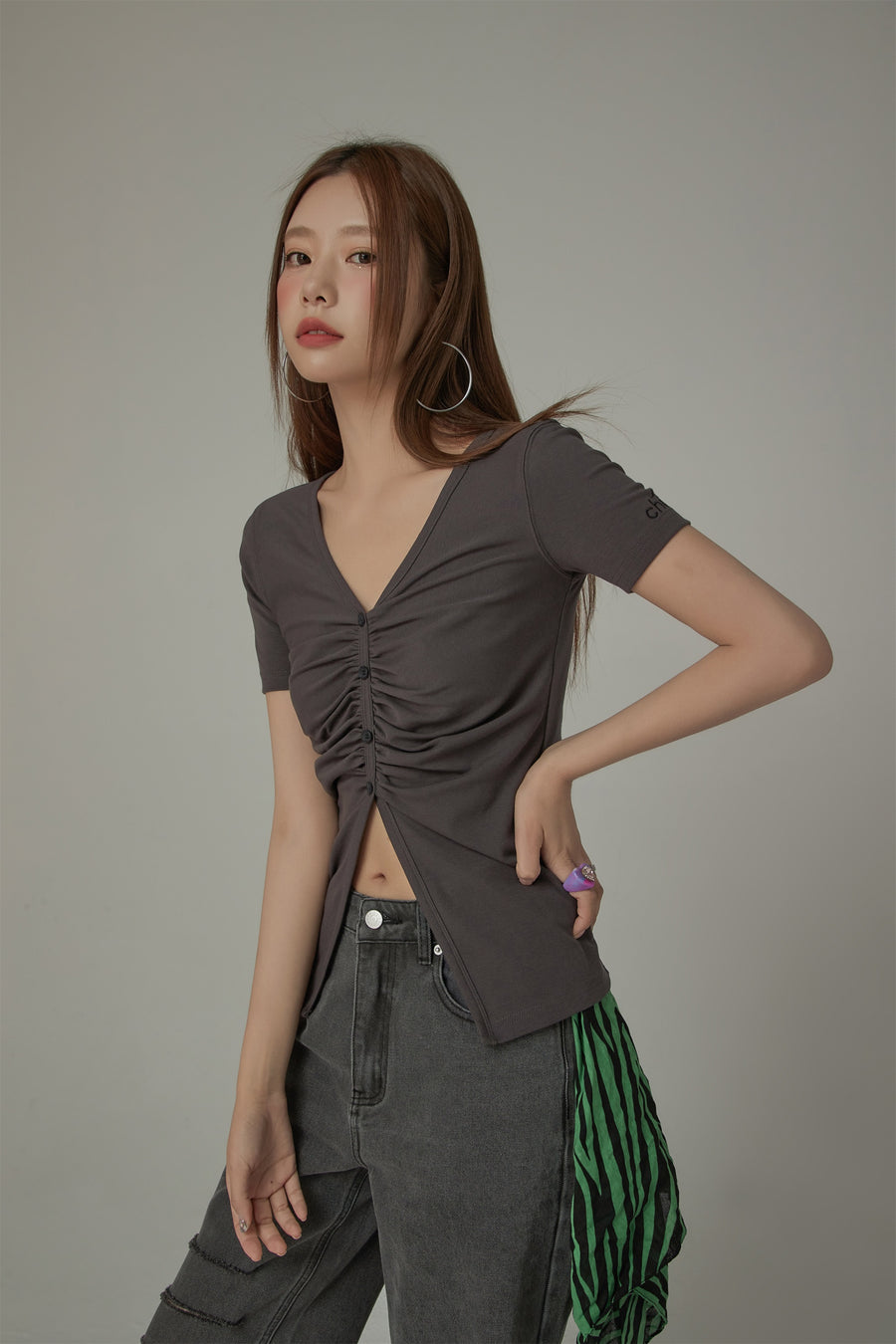 CHUU Shirring V-Neck Slit Short Sleeved T-Shirt