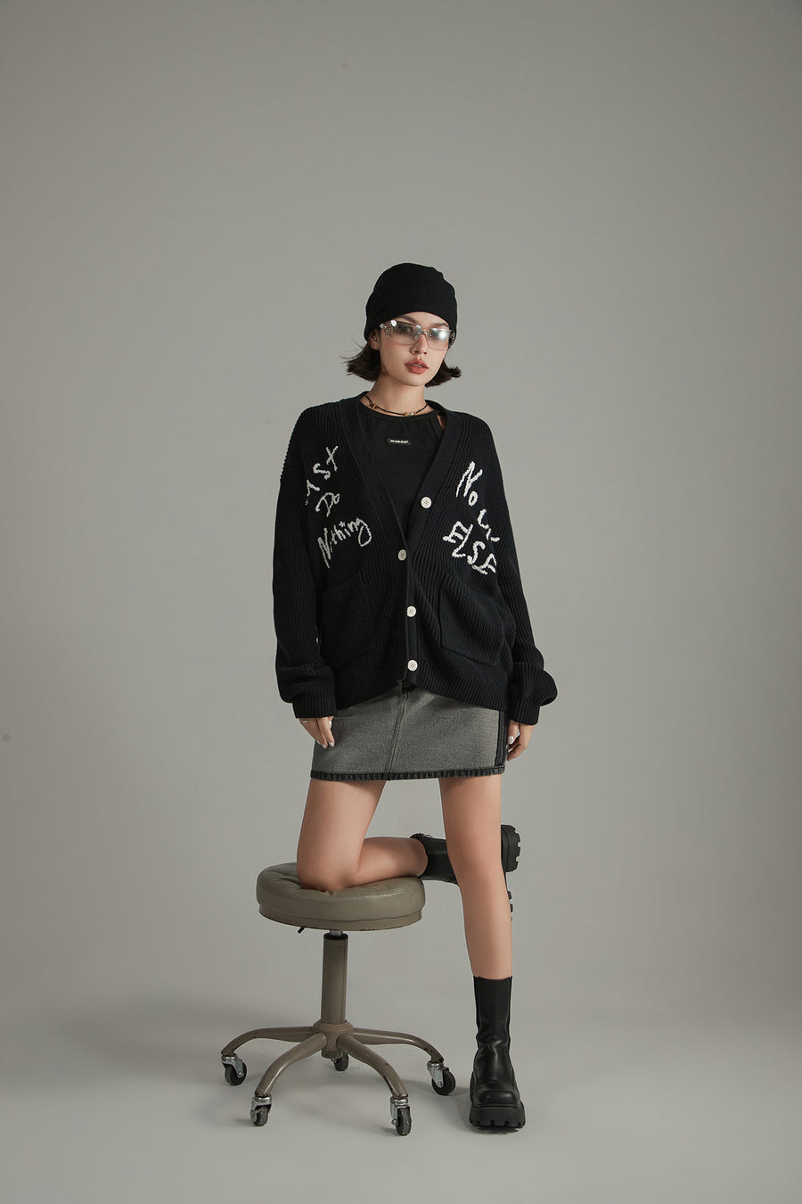 CHUU Lettering Pocket Knit Cardigan