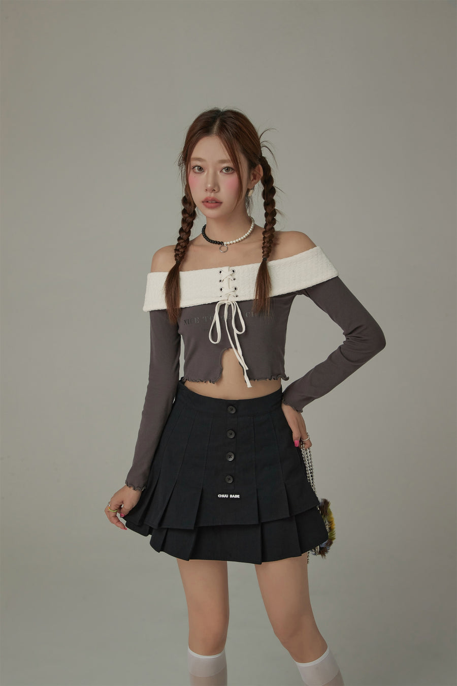 CHUU Off The Shoulder Frilly Lace Up Top