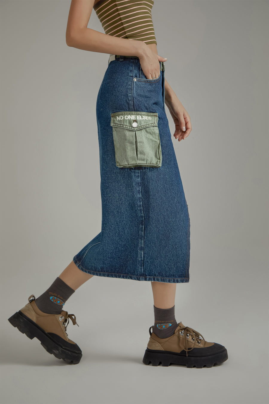 CHUU Pop Of Color Pocket Slit Long Denim Skirt