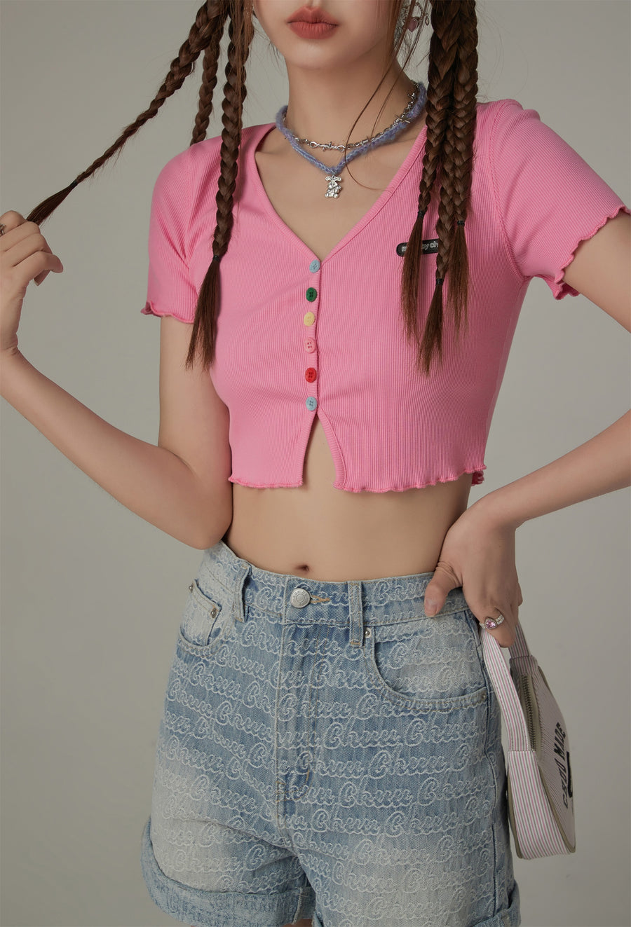 CHUU Rainbow Button Raw Hem Cropped T-Shirt