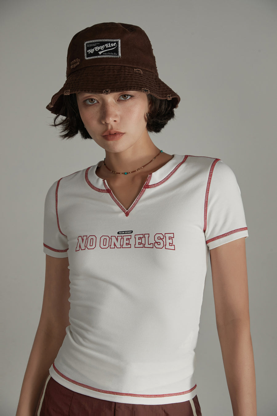 CHUU Noe Lettering V Neck Stitch Short Sleeve T-Shirt