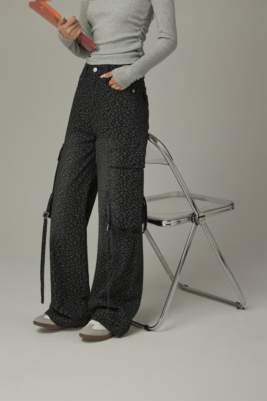 CHUU Leopard Cargo Strap Pocket Pants