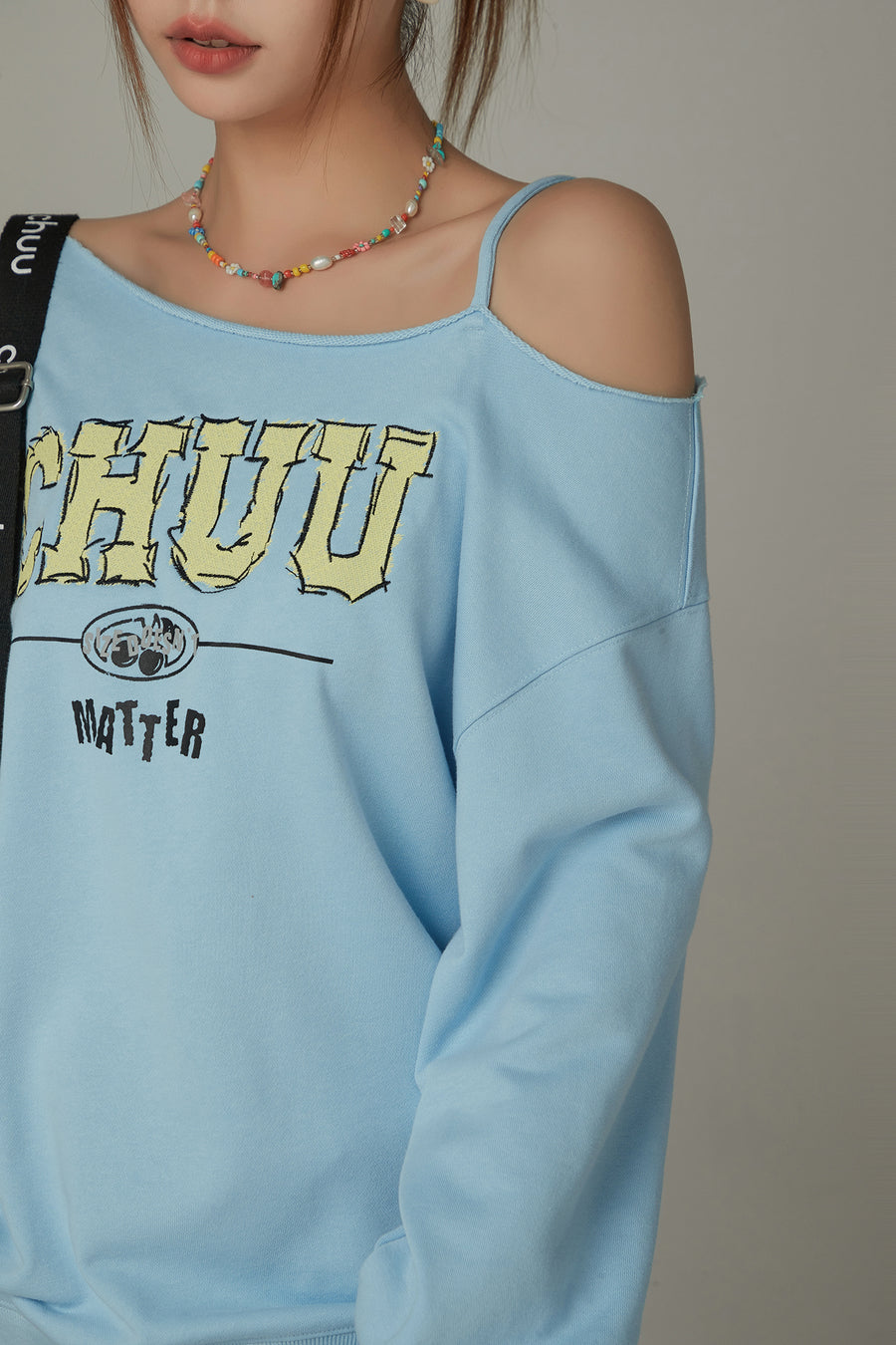 CHUU Logo One Shoulder Loose Fit Sweatshirt