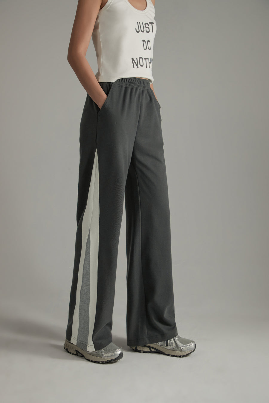 CHUU Elastic Waist Wide Casual Sporty Pants