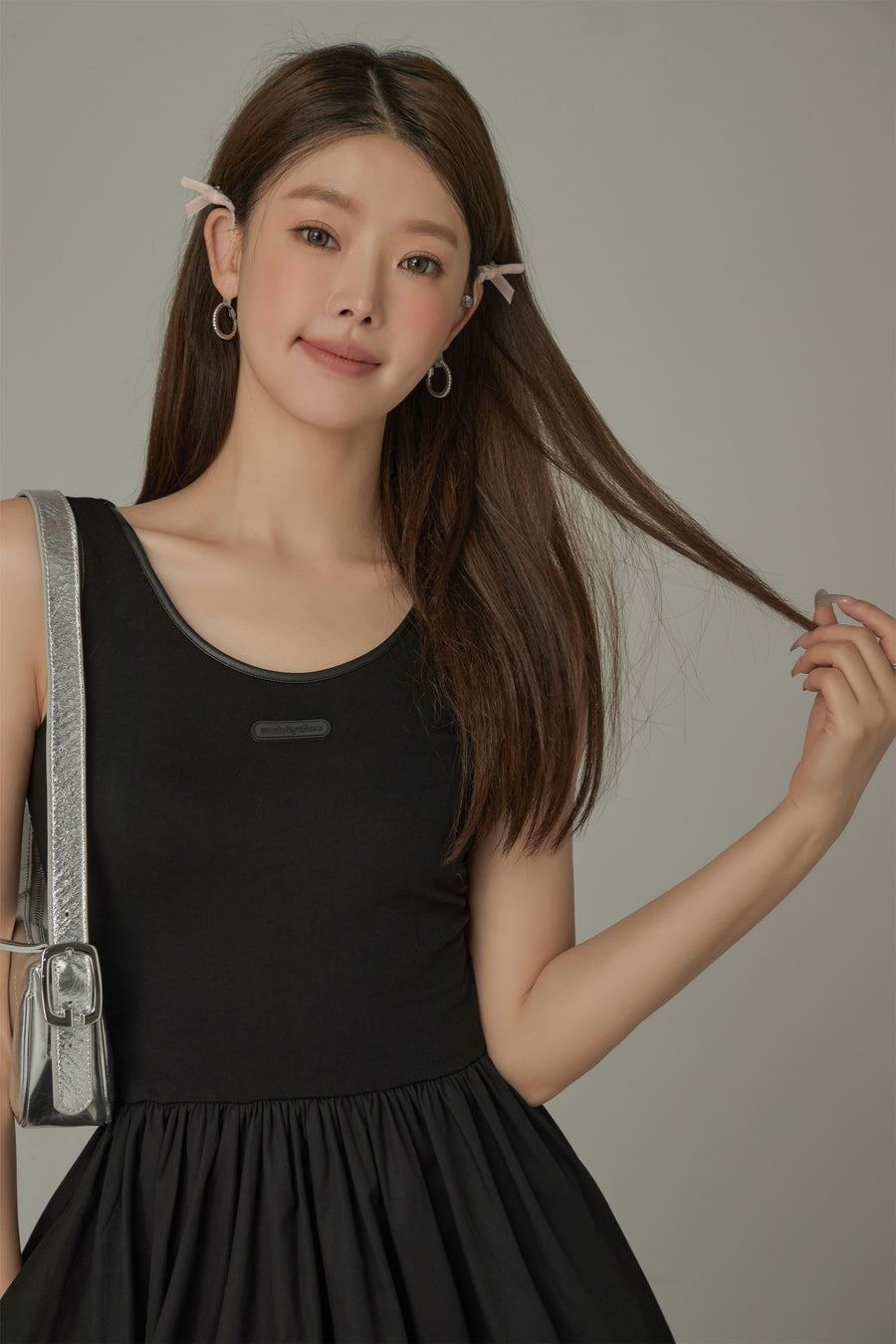 CHUU Back Cutout Sleeveless Layered Long Dress