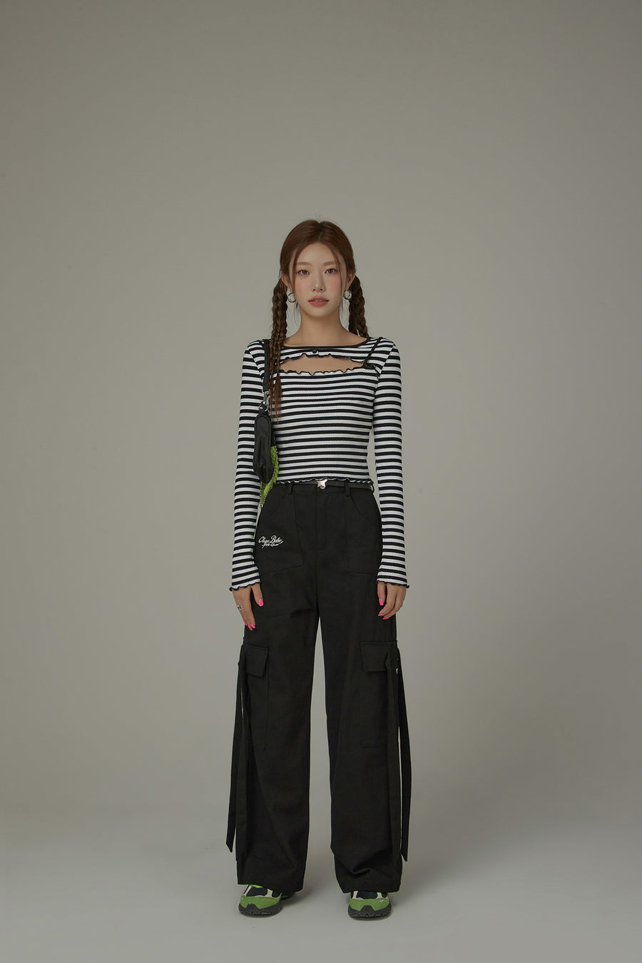 CHUU Trendy Wide Cargo Pockets Pants