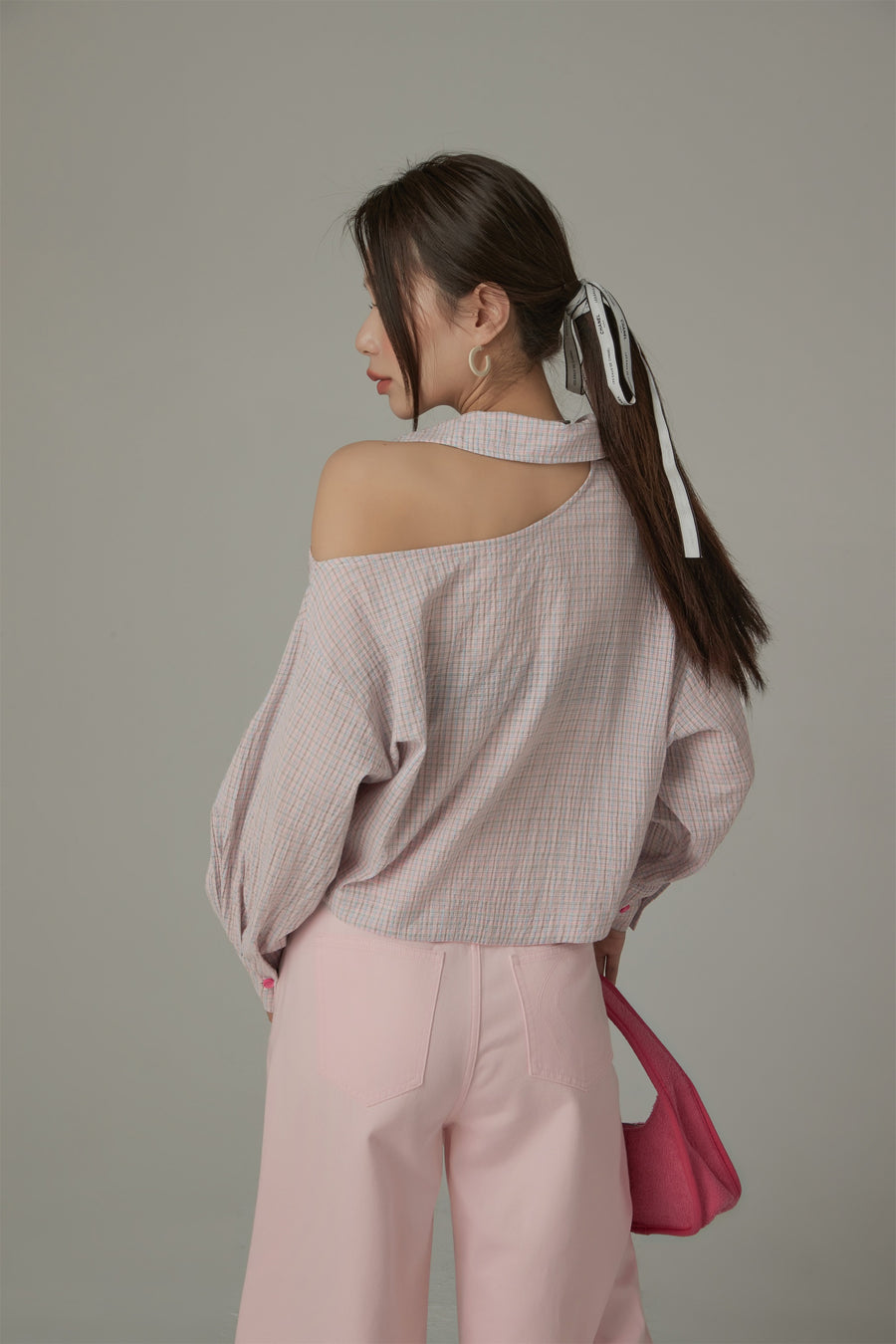 CHUU One-Shoulder Cut Out Check Tie-Up Shirt