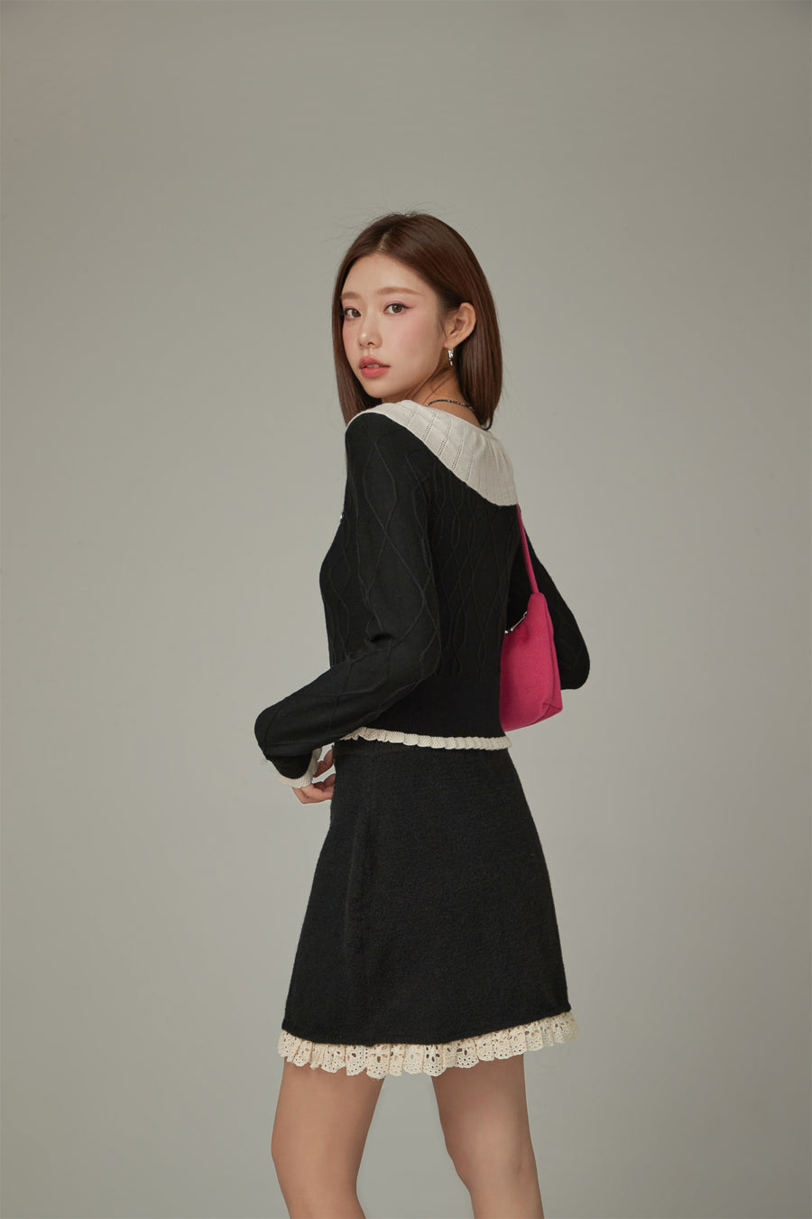 CHUU Color Combination Collar Crop Knit Top