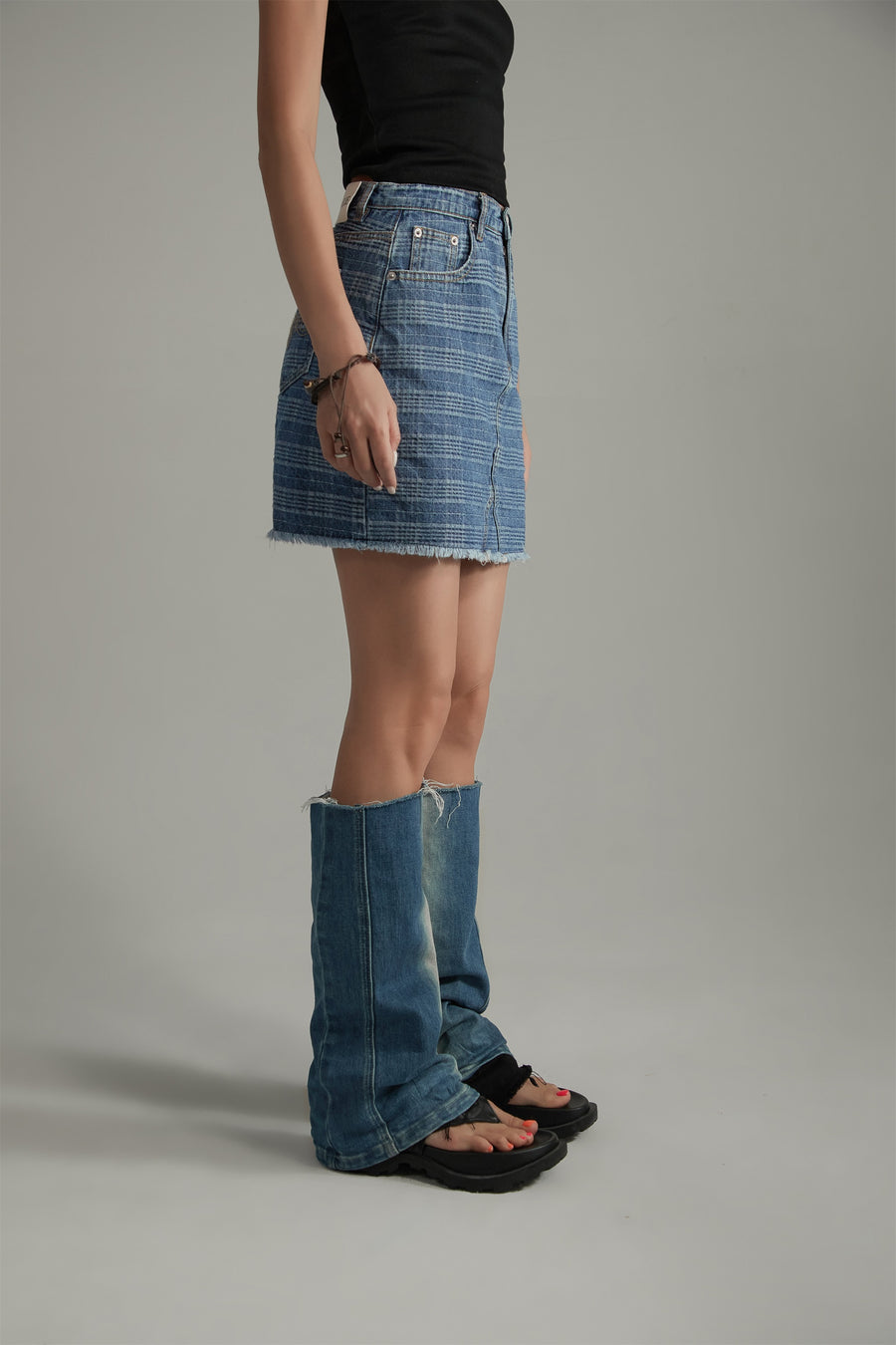 CHUU Checked Fringed Hem Denim Mini Skirt