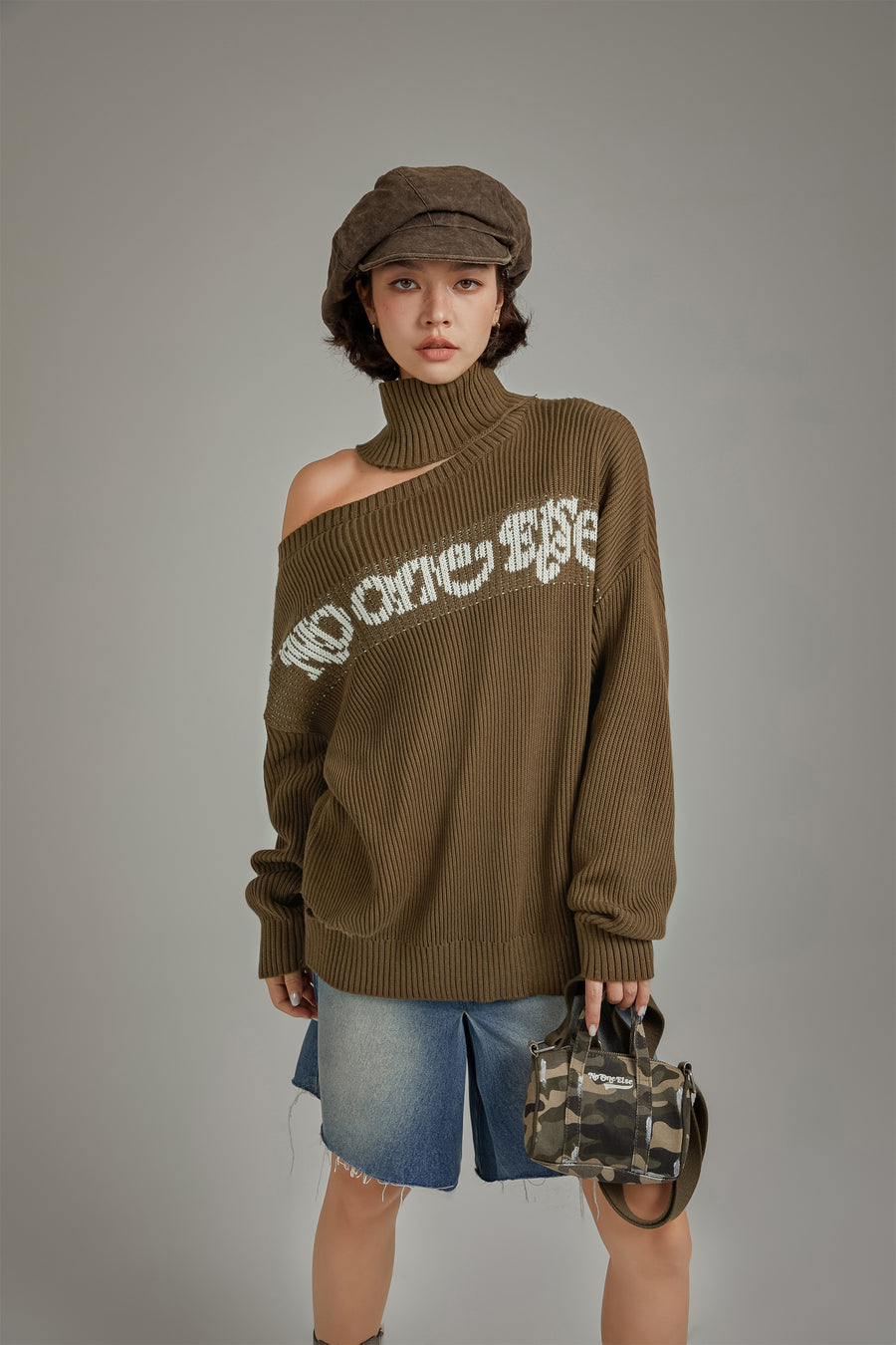 CHUU Lettering Slit Knit Sweater