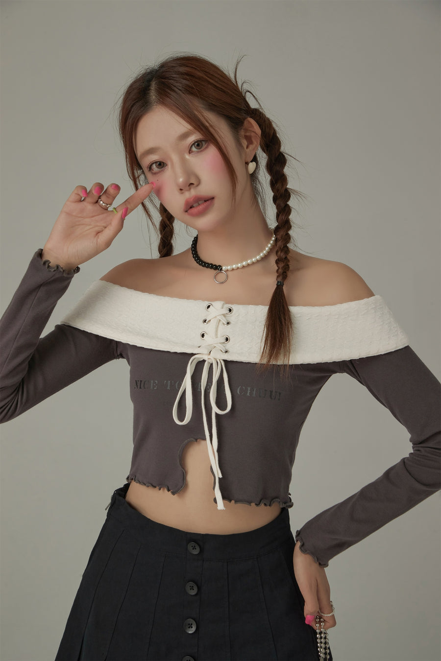 CHUU Off The Shoulder Frilly Lace Up Top