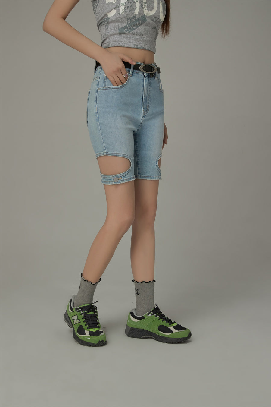 CHUU Side Cut Outs Denim Shorts