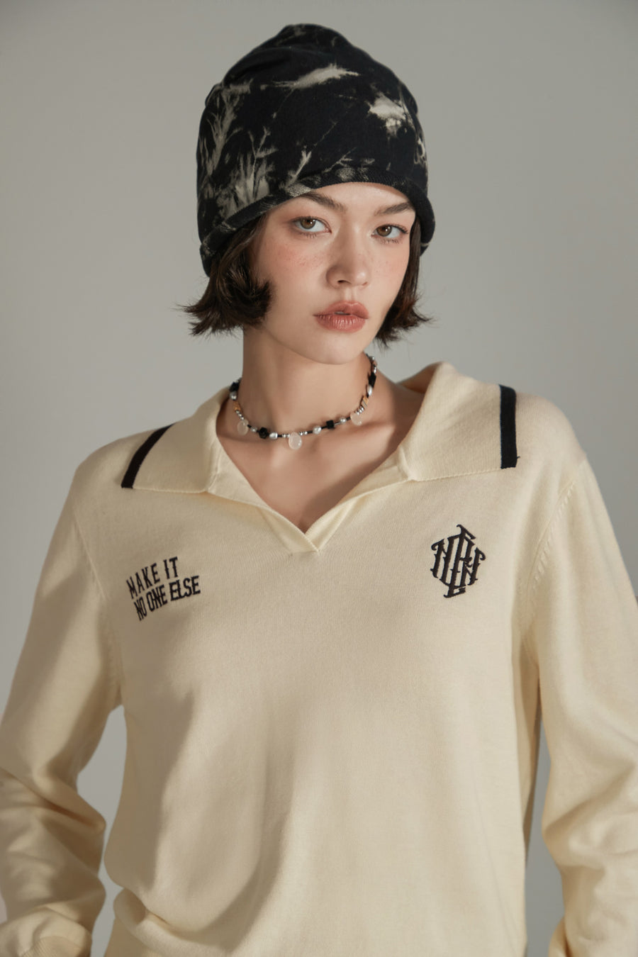 CHUU Lettering Open Collar Knit Sweater