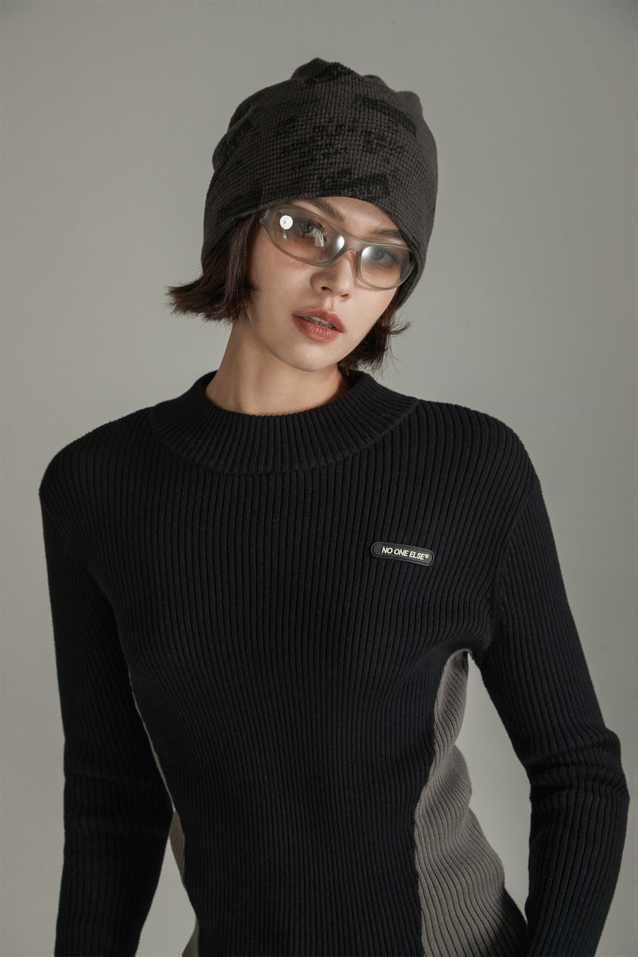 CHUU Two Toned Slim Knit Sweater