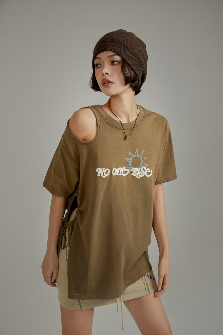 CHUU Off The Shoulder Logo Side Slit T-Shirt