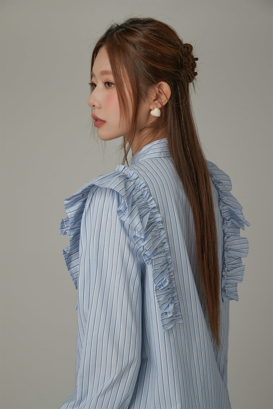 CHUU Logo Tie Ruffle Striped Blouse