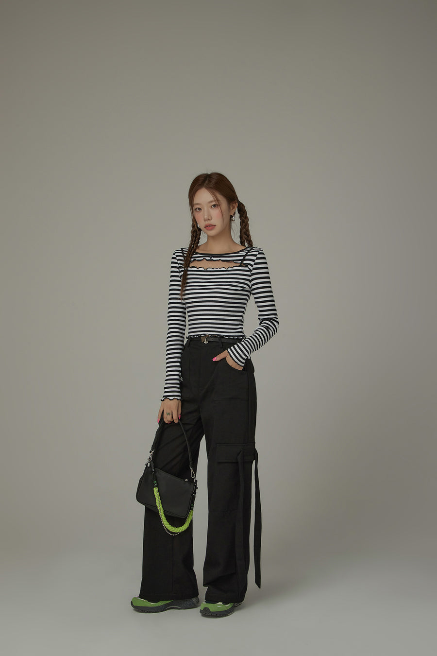 CHUU Trendy Wide Cargo Pockets Pants