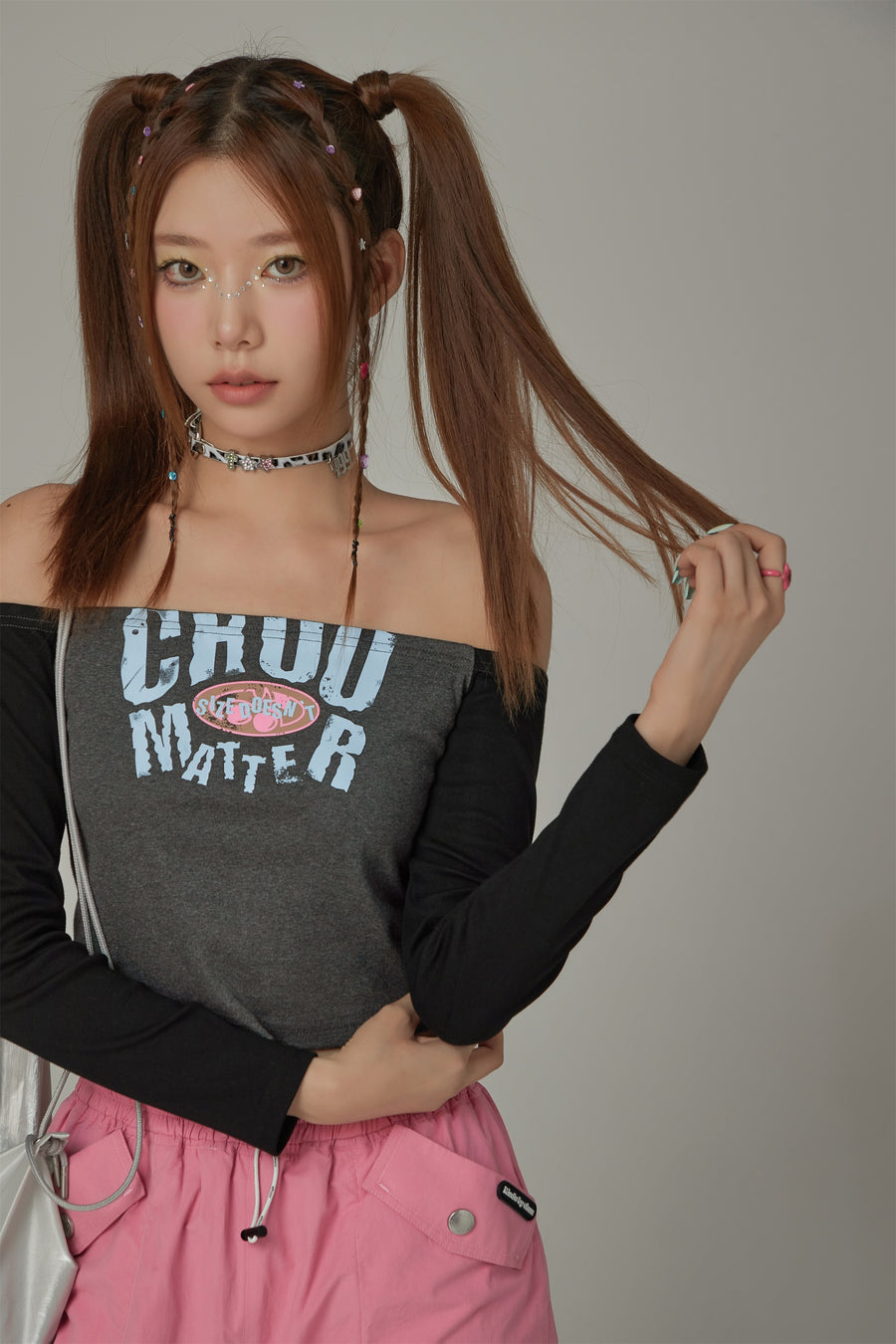 CHUU Logo Off The Shoulder Color T-Shirt