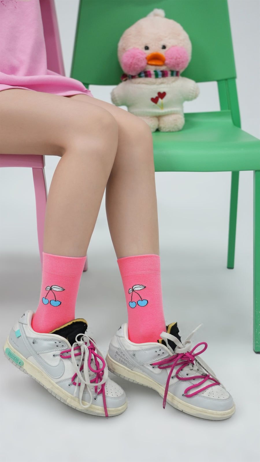 CHUU Color Two Toned Cherry High Socks