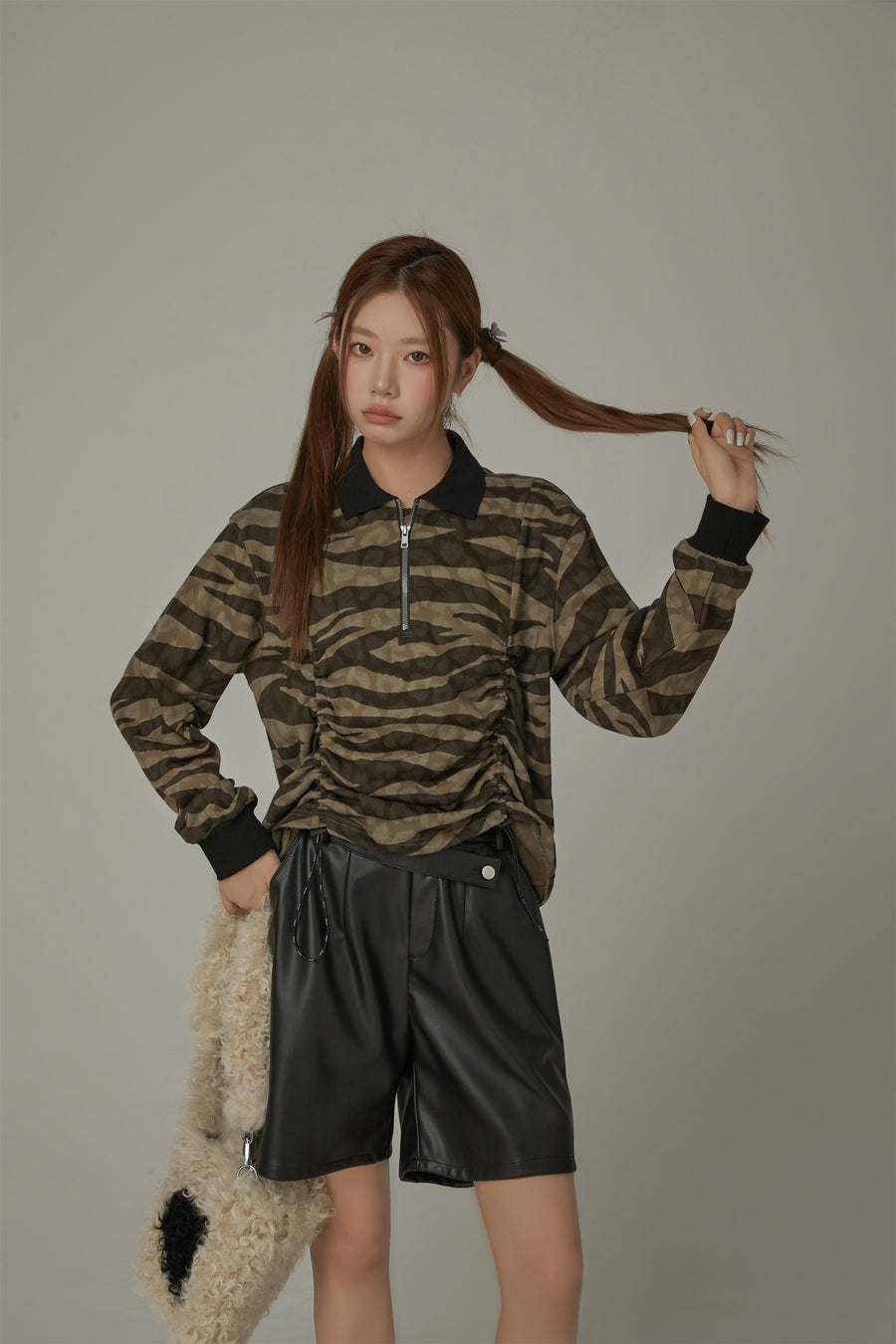 CHUU Zebra Half Zip Up String Sweatshirt