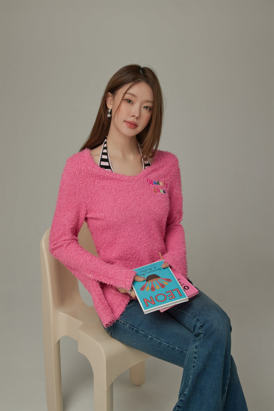 CHUU Rainbow Logo V-Neck Knit Sweater