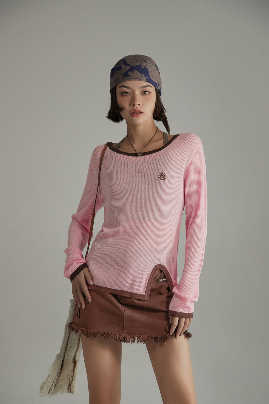 CHUU Slit Colorblocked Line Knit Top