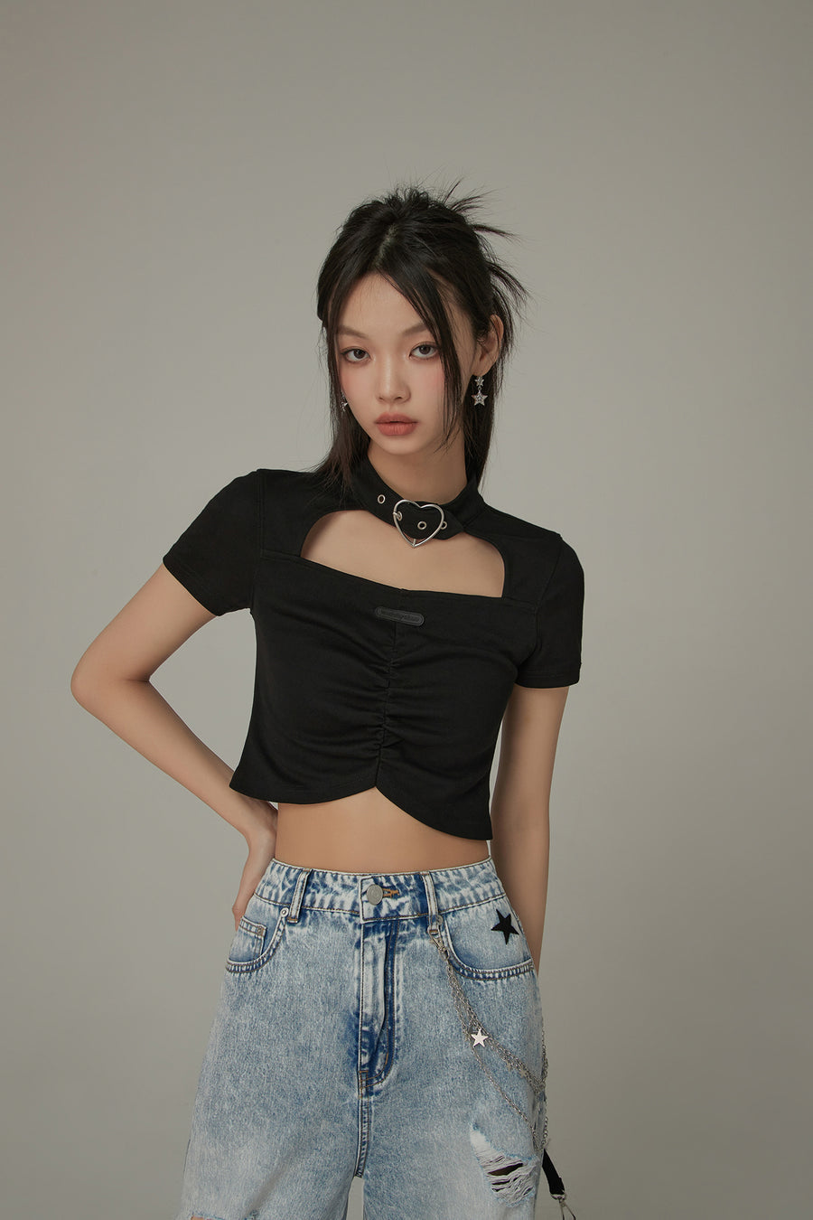 CHUU Belted Choker Front Cut Out Shirred T-Shirt