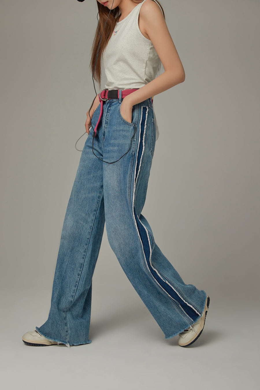 CHUU Frayed Denim Straight Jeans