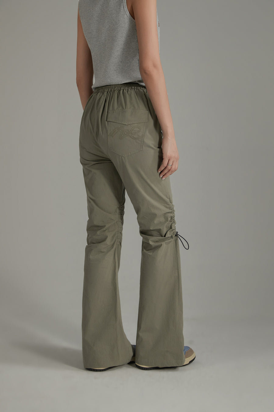 CHUU String Shirring Bootcut Cargo Style Pants