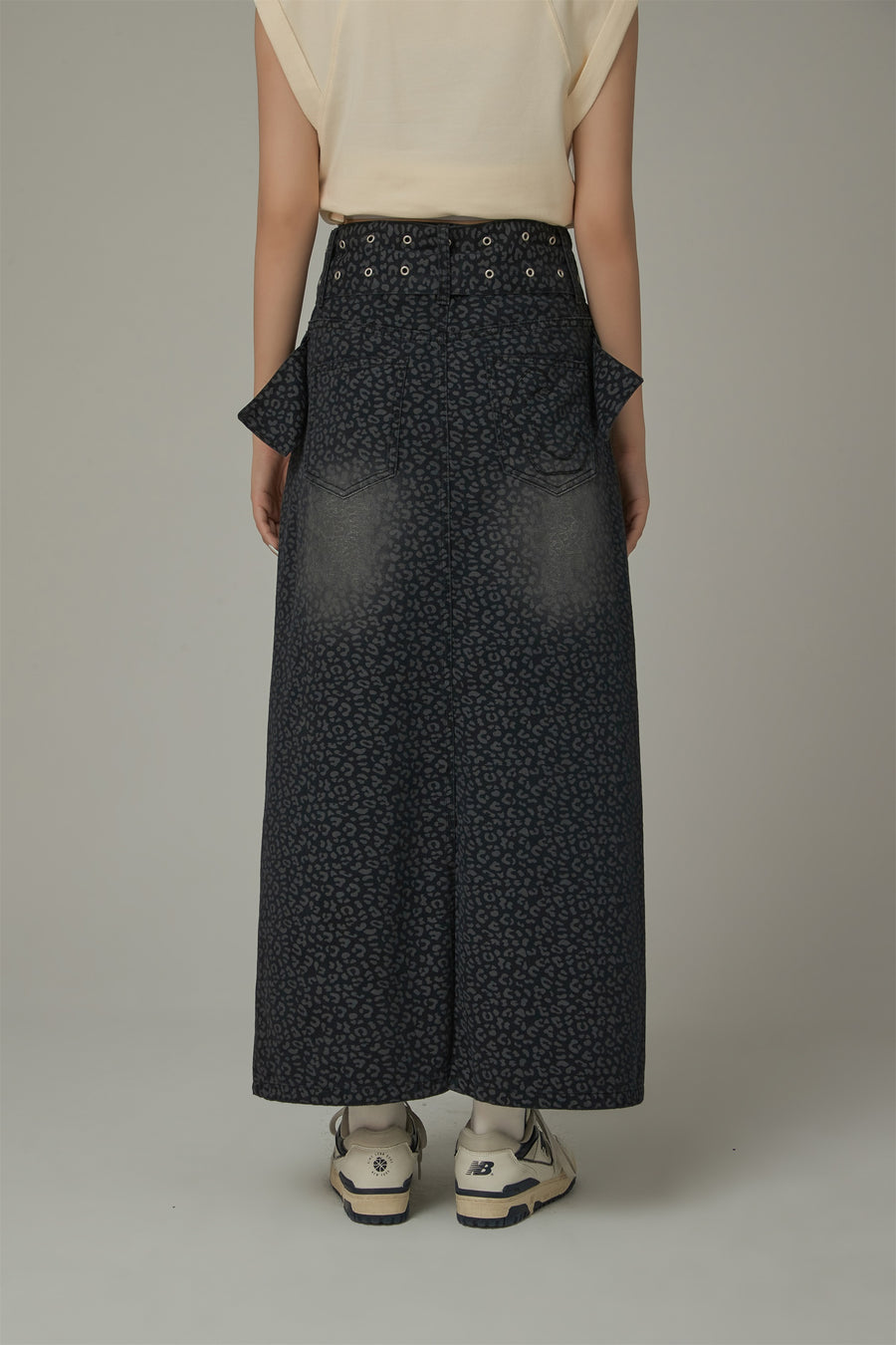 CHUU Belted Double Buckle Leopard Long Skirt