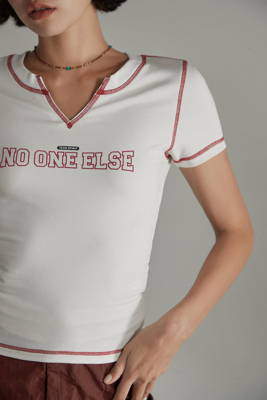 CHUU Noe Lettering V Neck Stitch Short Sleeve T-Shirt