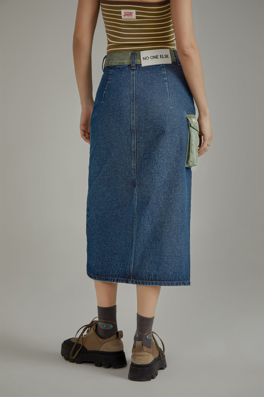 CHUU Pop Of Color Pocket Slit Long Denim Skirt