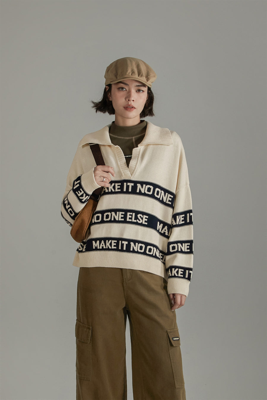 CHUU Open Collar Lettering Knit Sweatshirt