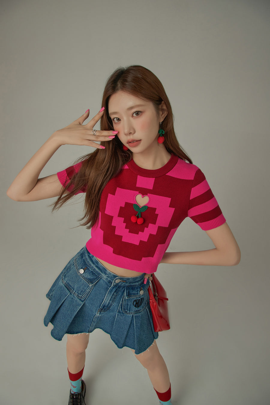 CHUU Pixel Pattern Heart Cutout Color Knit Sweater