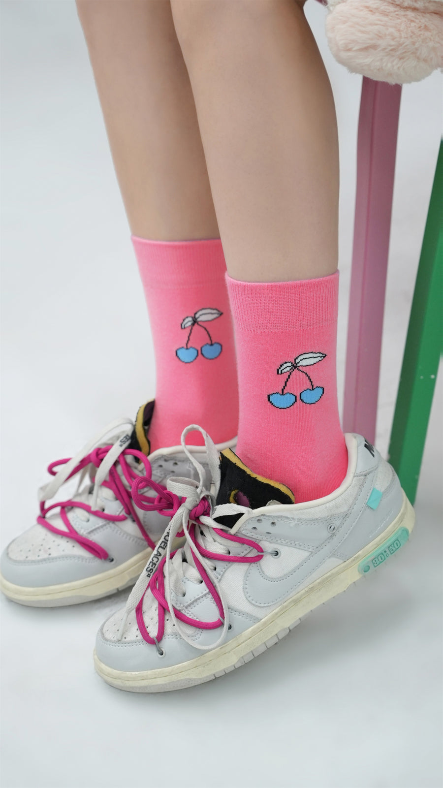CHUU Color Two Toned Cherry High Socks