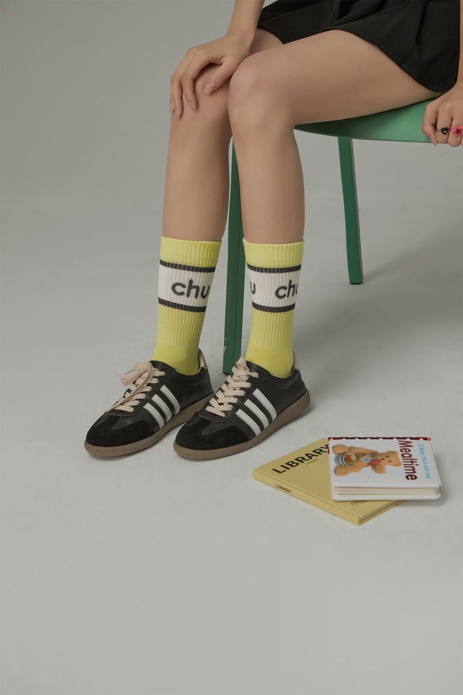 CHUU Logo Colorblocked High Socks