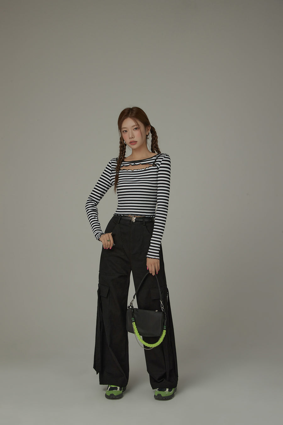 CHUU Trendy Wide Cargo Pockets Pants