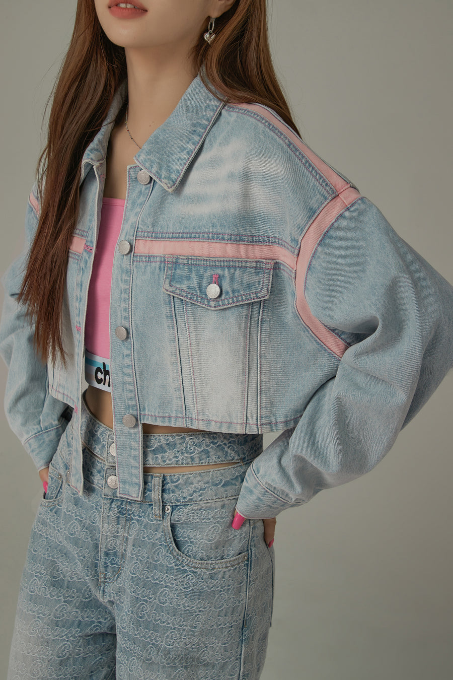 CHUU Pop Of Color Cropped Denim Jacket