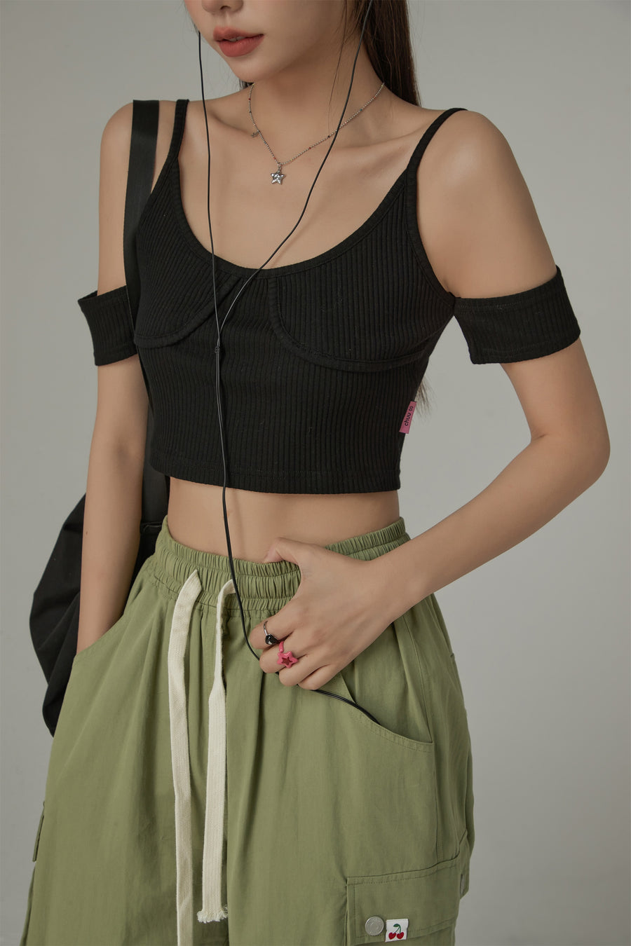 CHUU Off The Shoulder Strap Slim Top