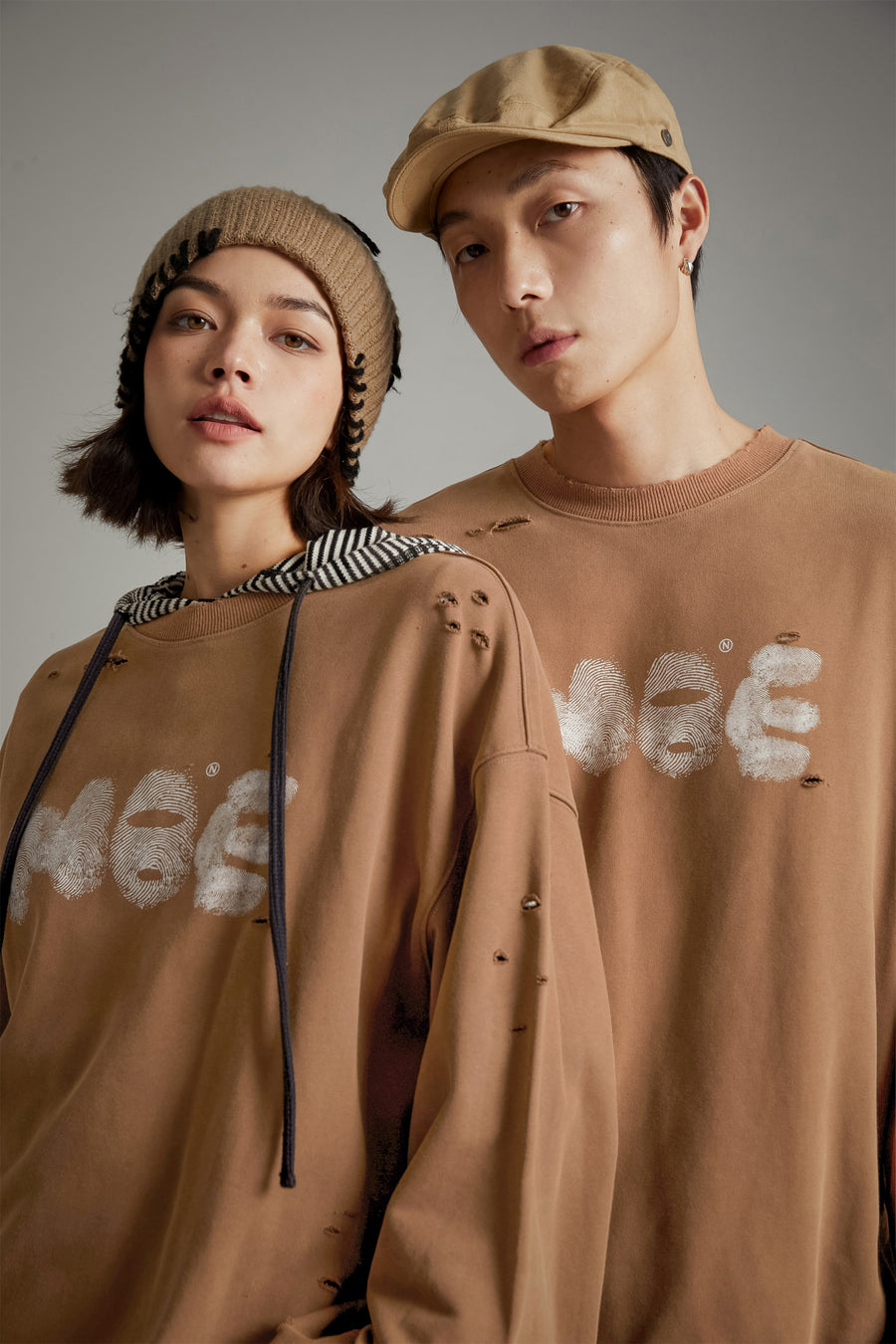 CHUU Lettering Distressed Sweatshirt