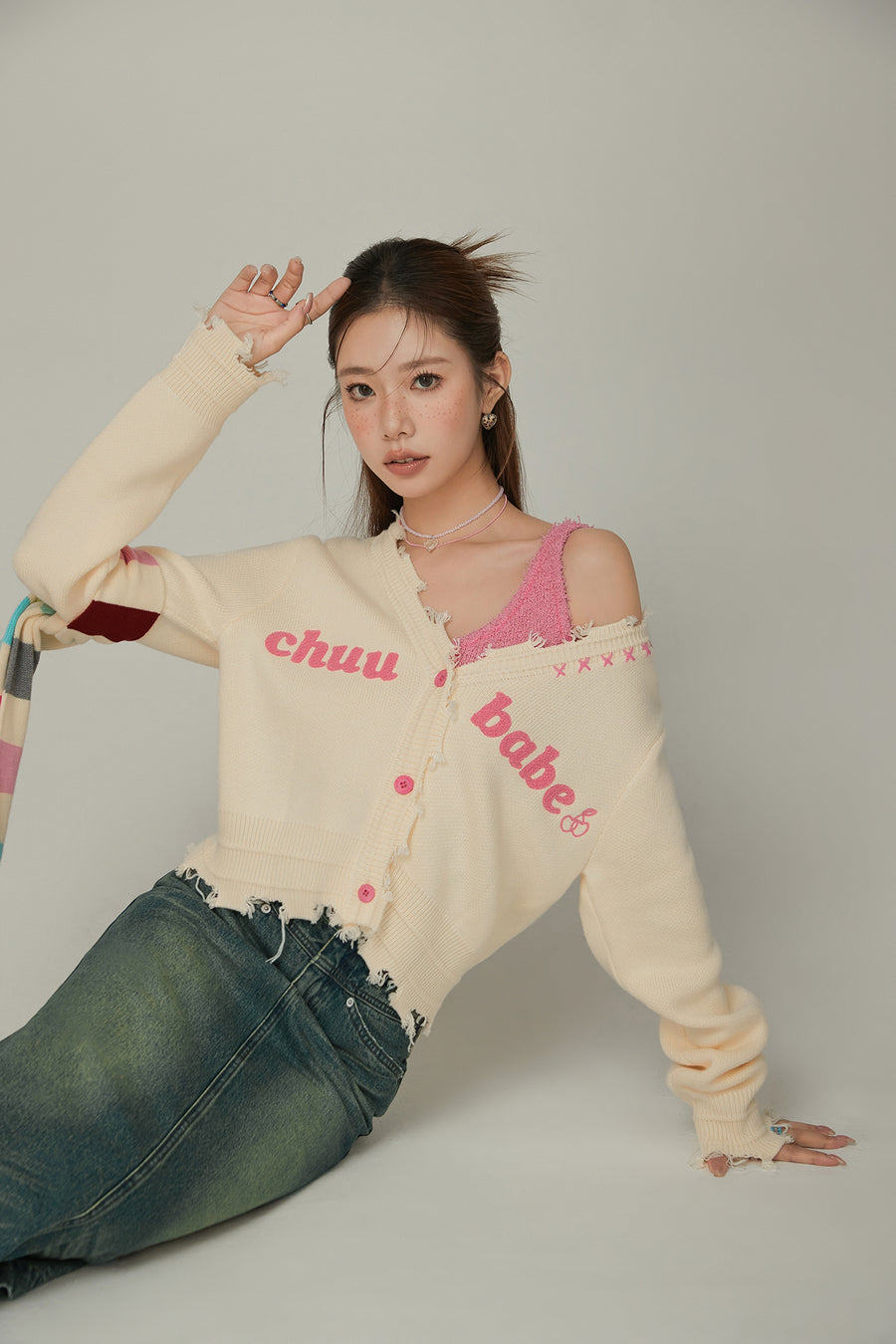 CHUU Logo Distressed Colored Knit Cardigan