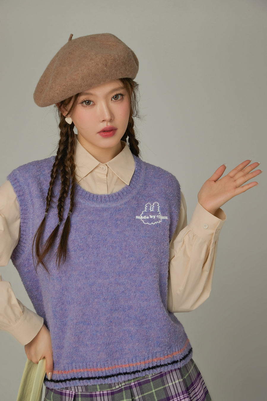 CHUU Color Embroidery Sleeveless Knit Sweater