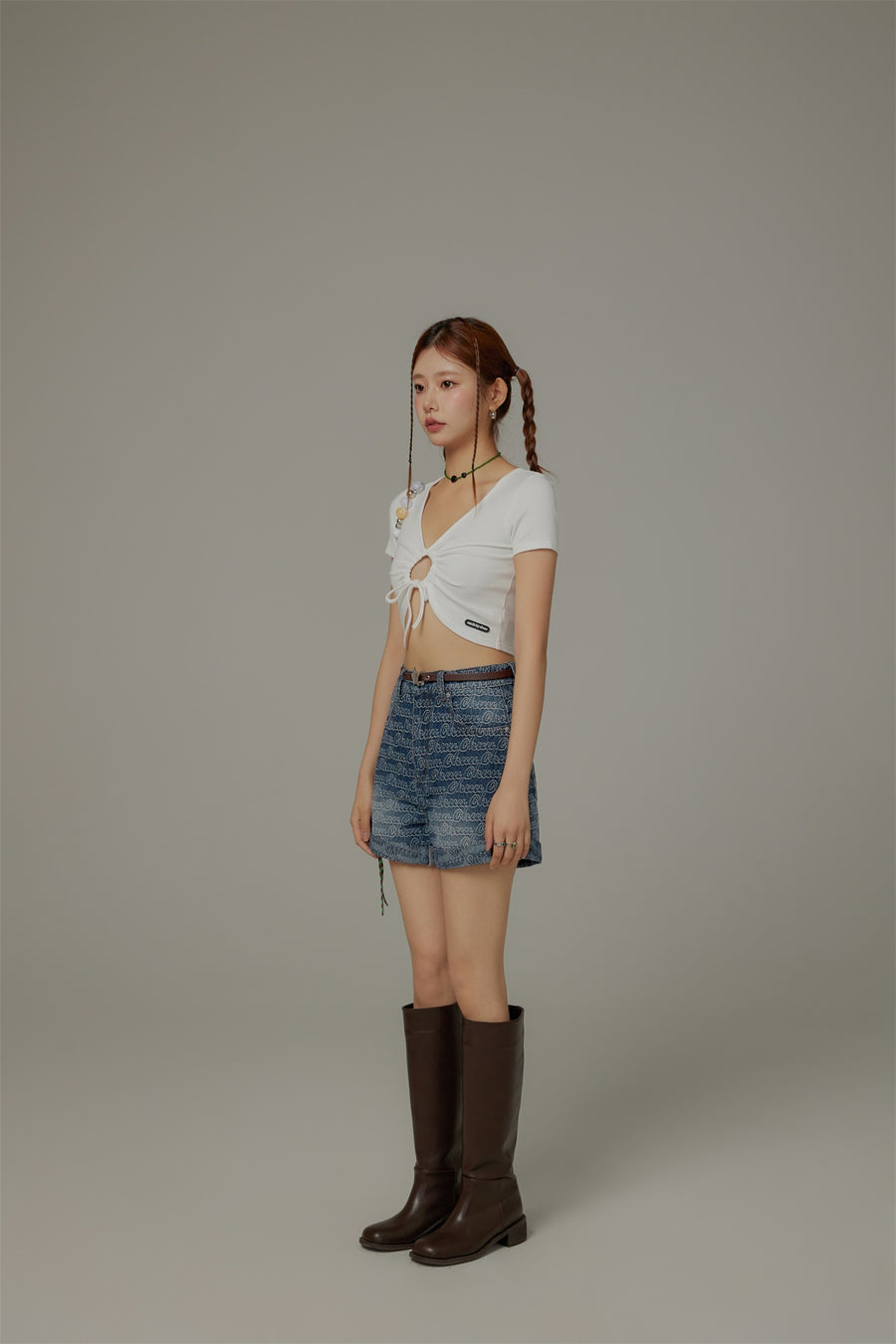 CHUU Front Keyhole String V-Neck Cropped Top