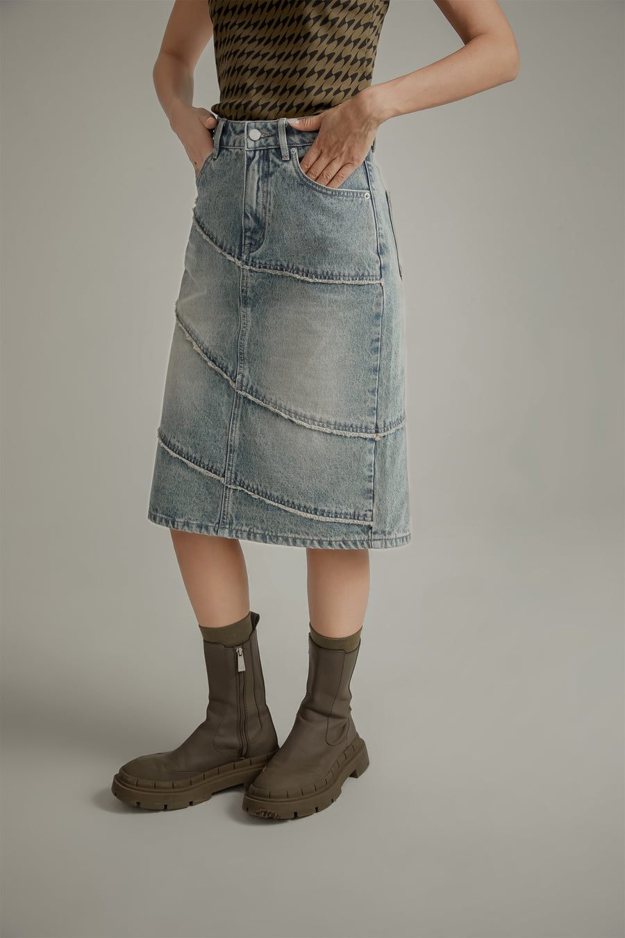 CHUU Diagonal Split Denim Skirt