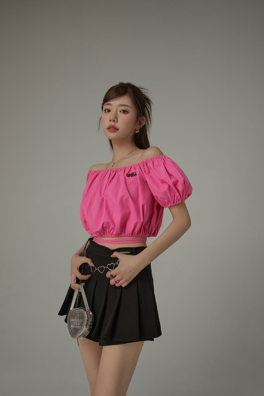 CHUU Off The Shoulder Puffy Cropped Tie Blouse