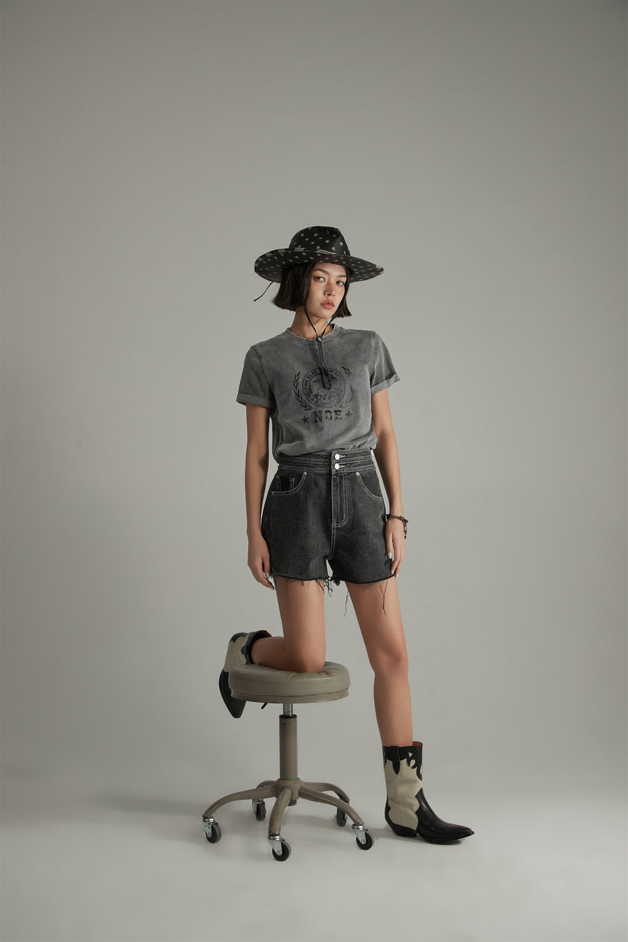 CHUU Distressed Raw Hem Double Button Denim Shorts