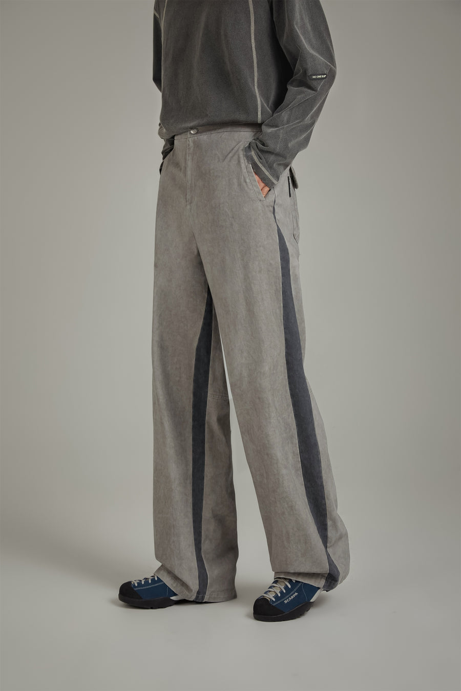 CHUU Two Toned Line Wide Pants